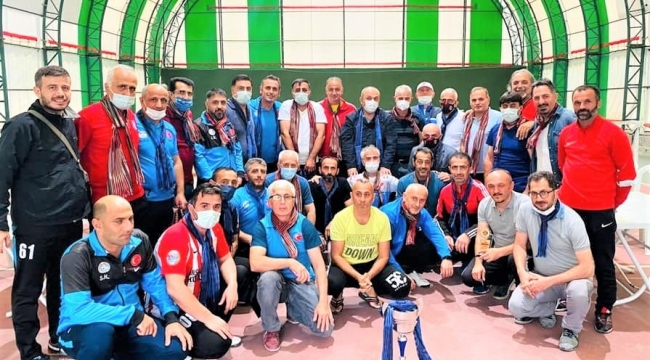 Yusufeli Belediyesi Masterler Futbol Takımı en centilmen takım ödülünü aldı