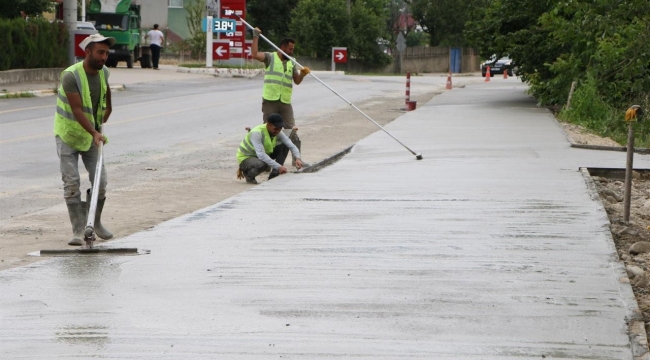 Akyazı Harunusta’ya beton yaya yolu