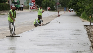 Akyazı Harunusta’ya beton yaya yolu