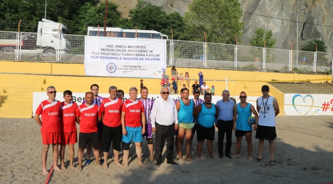 Barış Plajı'nda kum ve deniz voleybolu start aldı