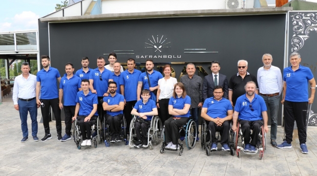 Elif Köse tekerlekli sandalye basketbol takımıyla buluştu
