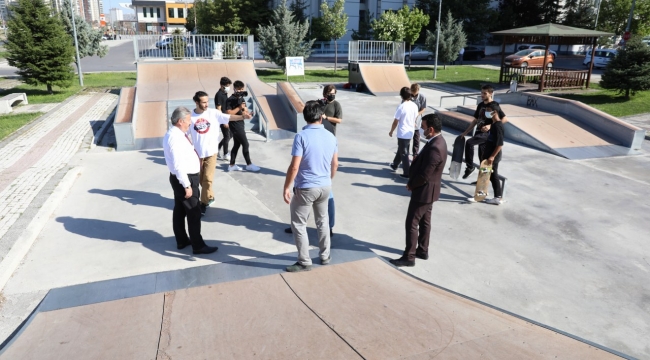 Palancıoğlu gençlere kaykay parkuru yenileme sözü verdi
