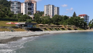 Rize Belediyesi kadınlar plajı misafirlerini ağırlamaya devam ediyor