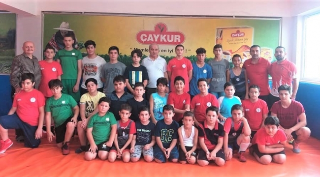 Çaykursporlu minik güreşçiler gelecek vaat ediyor