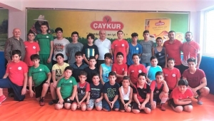 Çaykursporlu minik güreşçiler gelecek vaat ediyor