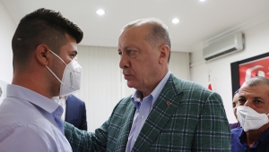 Cumhurbaşkanı Erdoğan, yangın söndürme ekiplerine su taşırken hayatını kaybeden Akdemir'in ailesine başsağlığı diledi