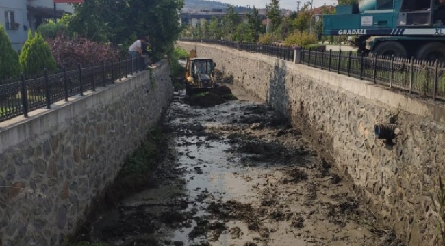 Darboğaz Deresi’nde temizlik çalışmalarına devam ediyor
