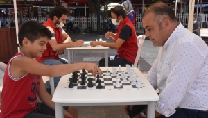 Görele Belediyesi çocuklara satranç şenliği düzenledi