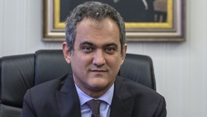 Milli Eğitim Bakanı Özer, kendisine tebrik çiçeği gönderilmesi yerine fidan bağışında bulunulmasını önerdi