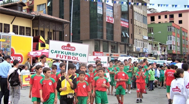 Minik sporcular Çaykurspor yaz spor okulunda çok mutlu