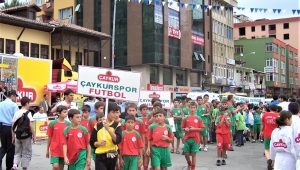 Minik sporcular Çaykurspor yaz spor okulunda çok mutlu