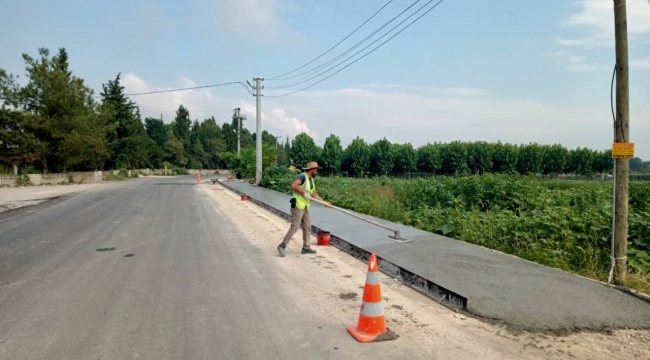 Sakarya Büyükşehir beton yaya yolu imalatına devam ediyor