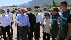 Ulaştırma ve Altyapı Bakanı Karaismailoğlu, Çine'de orman yangınının devam ettiği bölgede incelemelerde bulundu