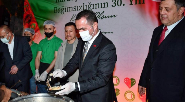 Başkan Yıldız, Türkmenistan’ın Bağımsızlığının 30. Yıl Dönümünde Pilav Dağıttı