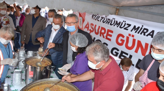 Kantarcı, Cumhuriyet Meydanı’nda aşure dağıttı