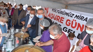 Kantarcı, Cumhuriyet Meydanı’nda aşure dağıttı