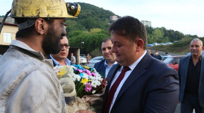 Madenci sendikasını çiçeklerle karşıladı