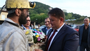 Madenci sendikasını çiçeklerle karşıladı
