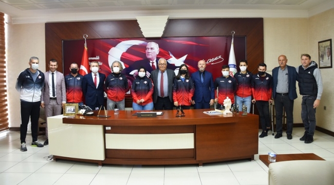 Başarılı Voleybolcular Ödüllendirildi