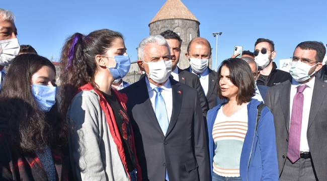 Binali Yıldırım,Kars'ta konservatuvar öğrencileriyle türkü söyledi