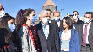 Binali Yıldırım,Kars'ta konservatuvar öğrencileriyle türkü söyledi