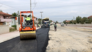 Büyükşehir sıcak asfalt çalışmalarına Karapürçek’te devam ediyor