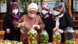 Emine Erdoğan, Ankara'nın Çubuk ilçesinde kadınların turşu kurma etkinliğine katıldı