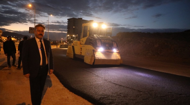 MELİKGAZİ’DE GECE ASFALT MESAİSİ