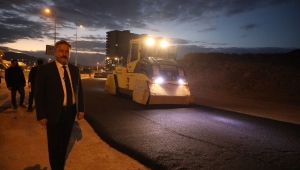 MELİKGAZİ’DE GECE ASFALT MESAİSİ