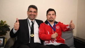 Mustafa Kocaman, şampiyonu evinde ziyaret etti