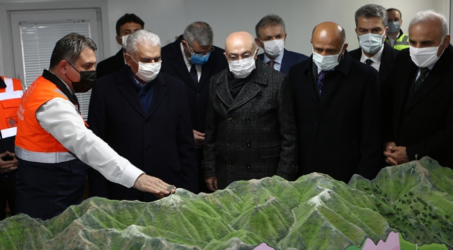 Binali Yıldırım, Yeni Zigana Tüneli inşaatında incelemelerde bulundu