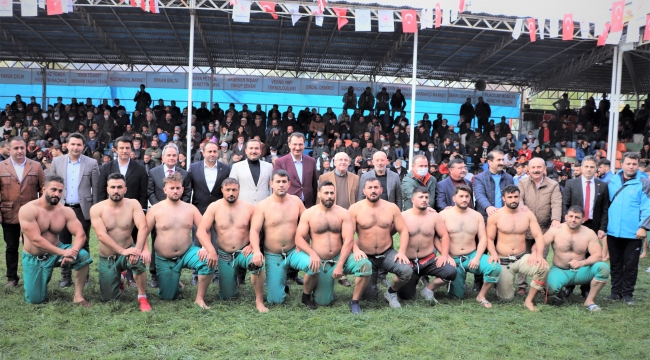 GELENEKSEL YUSUFELİ KARAKUCAK GÜREŞLERİ’NDE BAŞPEHLİVANLIK KEMERİ ONUR ALKANOĞLU’NUN OLDU