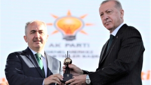 Rahmi Metin'e gençlere yönelik çalışmaları başarı ödülü verildi