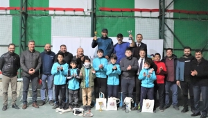 Yusufeli Belediyesi Gençlik Meclisi kort tenis turnuvası finalleri yapıldı