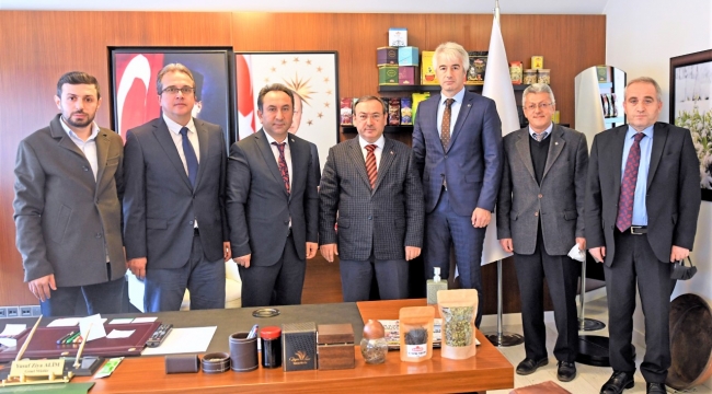 Ziraat Mühendisleri Odası Rize Şubesinden Genel Müdür Alim'e plaket