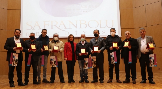 Elif Köse'den emekli olan personele plaket
