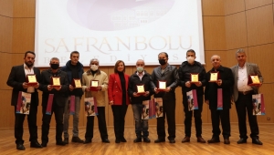 Elif Köse'den emekli olan personele plaket