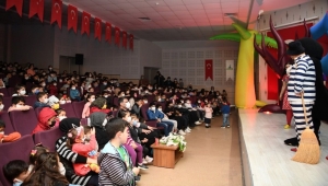 KOCAMAN, KARTEPELİ MİNİKLERLE TİYATRO İZLEDİ