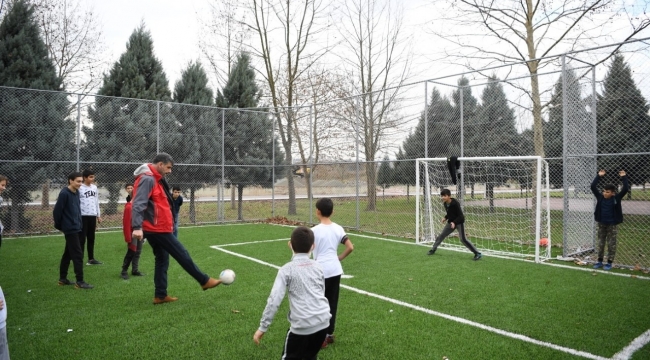 Mustafa Kocaman'ın çocuklarla futbol keyfi
