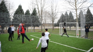 Mustafa Kocaman'ın çocuklarla futbol keyfi