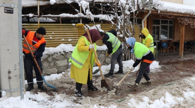 Safranbolu'da kaldırımlar ve yaya geçitleri temizlendi