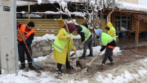 Safranbolu'da kaldırımlar ve yaya geçitleri temizlendi