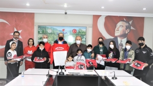 YUSUFELİ BELEDİYESİ’NDEN TEKVANDOCU GENÇLERE MALZEME DESTEĞİ
