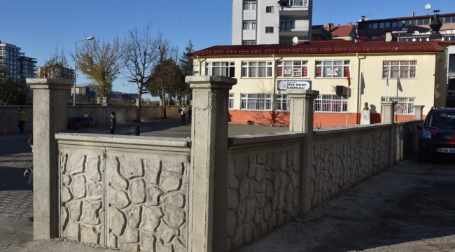 Ziya Okay İlkokulu'nun bahçe duvar inşaatı tamamlandı
