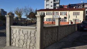 Ziya Okay İlkokulu'nun bahçe duvar inşaatı tamamlandı