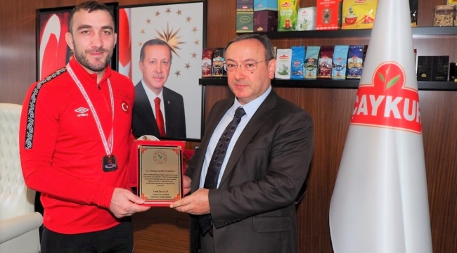 Çaykurspor Kulübü Başkanı Alim,güreş şampiyonu sporcusunu tebrik etti