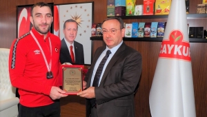 Çaykurspor Kulübü Başkanı Alim,güreş şampiyonu sporcusunu tebrik etti
