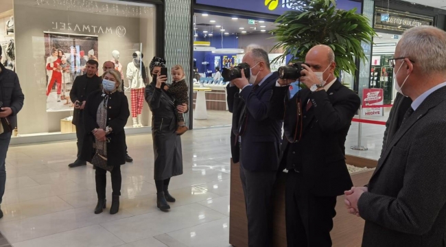FOTOĞRAF SERGİSİNDE BAŞKAN, FOTOĞRAF ÇEKTİ..