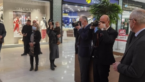 FOTOĞRAF SERGİSİNDE BAŞKAN, FOTOĞRAF ÇEKTİ..