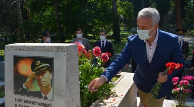 ŞEHİT A.GAFFAR OKKAN MEZARI BAŞINDA ANILACAK